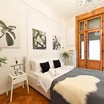 Above The Energy Of Calea Victoriei - Bright 1br In Bucareste
