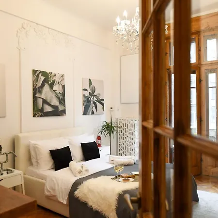 Above The Energy Of Calea Victoriei - Bright 1br In