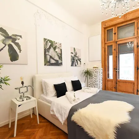 Above The Energy Of Calea Victoriei - Bright 1br In Bukurešť