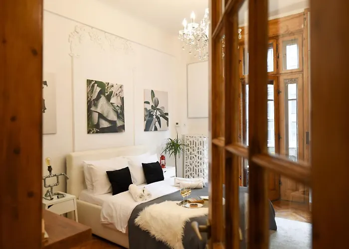 Above The Energy Of Calea Victoriei - Bright 1br In