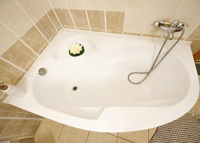 Above The Energy Of Calea Victoriei - Bright 1br In Apartment Bucharest