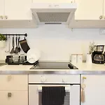 Above The Energy Of Calea Victoriei - Bright 1br In Lägenhet